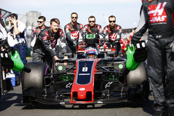 Romain Grosjean, Haas F1 Team VF-17, arrives on the grid
