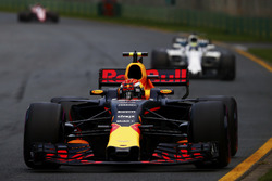 Max Verstappen, Red Bull Racing RB13, devant Felipe Massa, Williams FW40