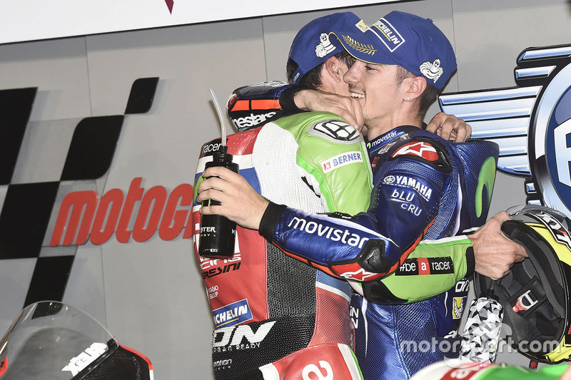 Maverick Vinales dipeluk mantan rekan setim Aleix Espargaro
