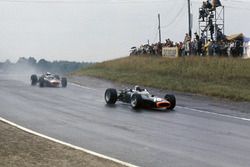 Jackie Stewart, B.R.M. P83, devant Mike Spence, B.R.M. P83