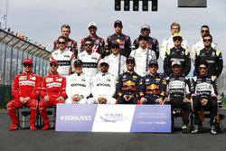 The drivers' group photo: Valtteri Bottas, Mercedes AMG, Lewis Hamilton, Mercedes AMG, Daniel Riccia