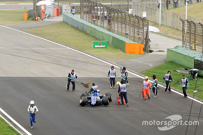 Marshals clear the wreckage of Antonio Giovinazzi, Sauber C36