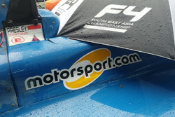 Logo Motorsport.com di mobil Formula 4 SEA