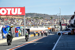 Les pilotes quittent la pitlane