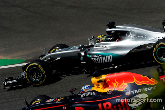 Lewis Hamilton, Mercedes AMG F1 W07 Hybrid, Daniel Ricciardo, Red Bull Racing RB12