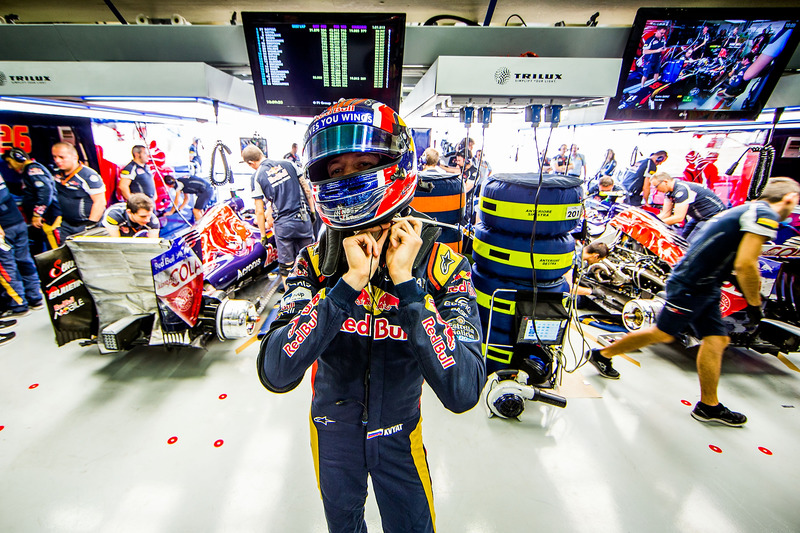 2016 год. В боксах Toro Rosso на пятничных тренировках