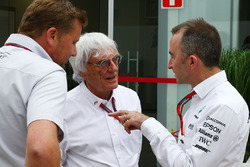 Bernie Ecclestone con Paddy Lowe, Mercedes AMG F1