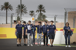 Sébastien Buemi, Renault e.Dams e Nicolas Prost, Renault e.Dams camminano sul circuito con il team