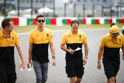 Jolyon Palmer, Renault Sport F1 Team, walks the track with his team