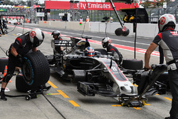 Romain Grosjean, Haas F1 Team VF-17 pit stop