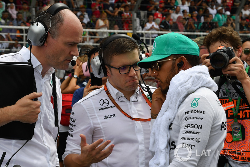 Lewis Hamilton, Mercedes AMG F1 ve Peter Bonnington, Mercedes AMG F1 Yarış Mühendisi