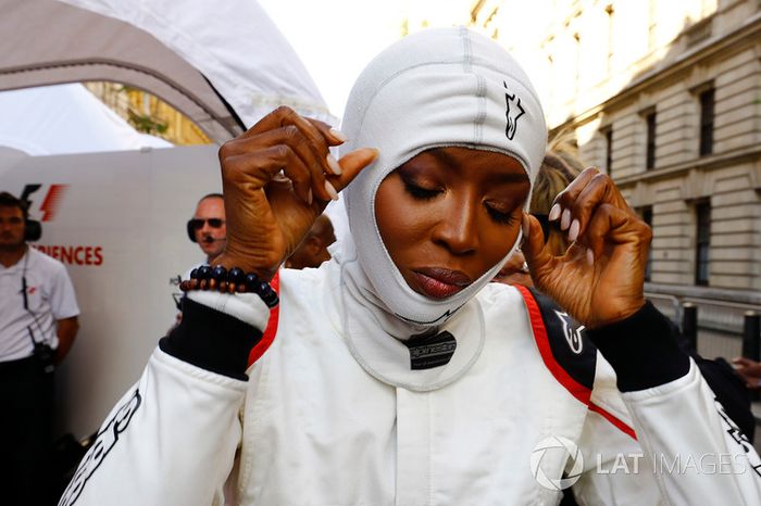 Naomi Campbell se prepara para subir al coche de 2 asientos con Jenson Button, McLaren