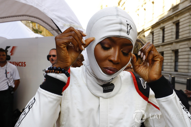 Naomi Campbell bersiap duduk di mobil F1 berkursi dua