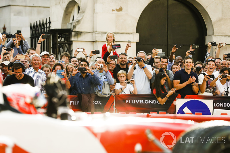 Jenson Button, McLaren, da un paseo de pasajero a Naomi Campbell en el coche de 2 plazas