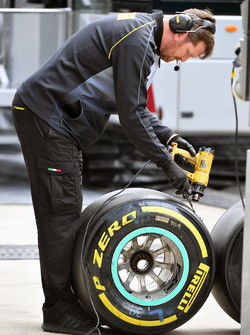 Des ingénieurs Pirelli avec des pneus