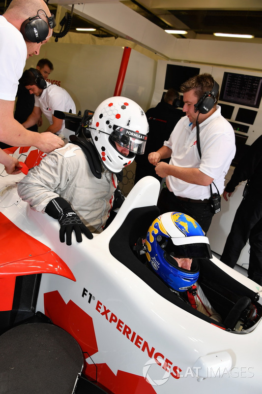 Дэвид Салинс, F1 Experiences, и журналист Джонатан Нобл