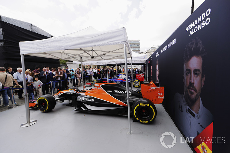 El McLaren MCL32 en el stand