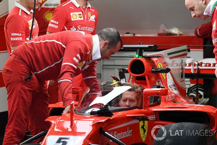 Sebastian Vettel, Ferrari SF70-H con el escudo de la cabina