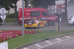 Tom Coronel, Chevrolet RML Cruze TC1, finisce contro i Vigili del Fuoco