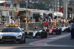 La voiture de sécurité mène le peloton devant Lewis Hamilton, Mercedes AMG F1 W08