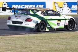 #10 Bentley Team M-Sport Bentley Continental GT3: Steven Kane, Guys Smith, Matt Bell met een bandenprobleem