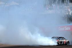 Il vincitore della gara: Kevin Harvick, Stewart-Haas Racing Chevrolet