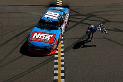 Race winner Kyle Busch, Joe Gibbs Racing Toyota