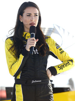 Miss Sprint Cup Julianna bei der Auslösung zur Startaufstellung des Sprint Unlimited
