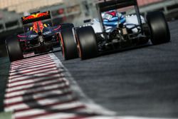 Daniel Ricciardo, Red Bull Racing RB12 and Valtteri Bottas, Williams FW38