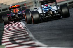 Daniel Ricciardo, Red Bull Racing RB12 e Valtteri Bottas, Williams FW38