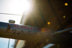 Logo de Red Bull Racing en el equipo de boxes