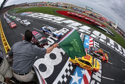 Start: Martin Truex Jr., Furniture Row Racing Toyota leads