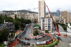 Pascal Wehrlein, Manor Racing MRT05 en Max Verstappen, Red Bull Racing RB12