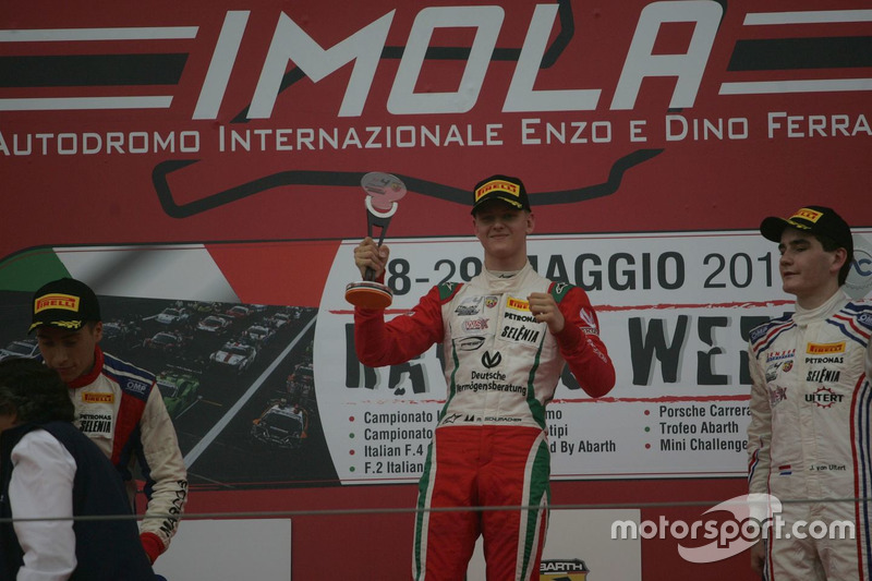 Podio Gara 2: il vincitore Mick Schumacher, Prema Powerteam, il secondo classificato Marcos Siebert, Jenzer Motorsport, il terzo classificato Job Van Uitert, Jenzer Motorsport