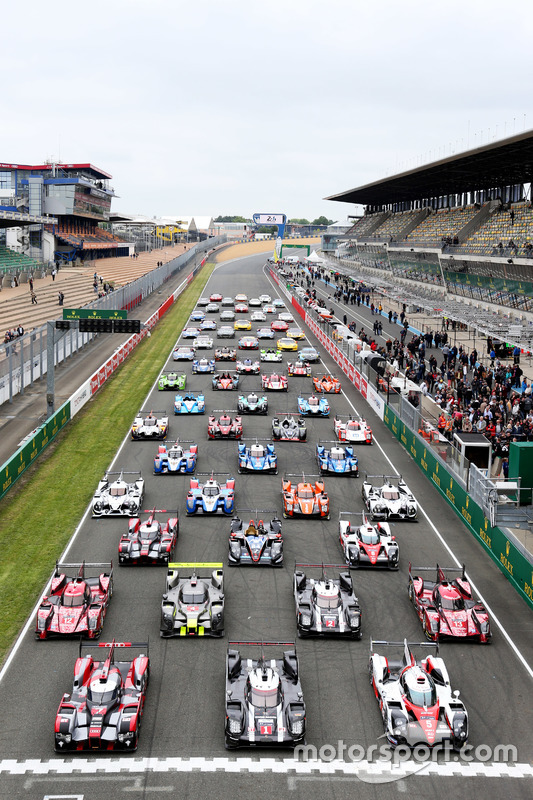La sesión de fotos tradicional de los autos de Le Mans