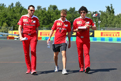 Sebastian Vettel, Ferrari bei der Streckenbegehung mit dem Team