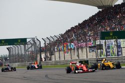 Kimi Räikkönen, Ferrari SF16-H und Jolyon Palmer, Renault Sport F1 Team RS16 im Positionskampf