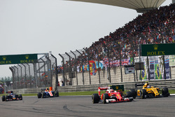 Kimi Räikkönen, Ferrari SF16-H und Jolyon Palmer, Renault Sport F1 Team RS16 im Positionskampf