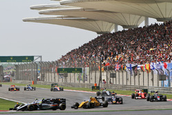 Sergio Perez, Sahara Force India F1 VJM09 et Valtteri Bottas, Williams FW38 en lutte pour une position