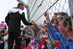 Jenson Button, McLaren avec des fans lors de la parade des pilotes