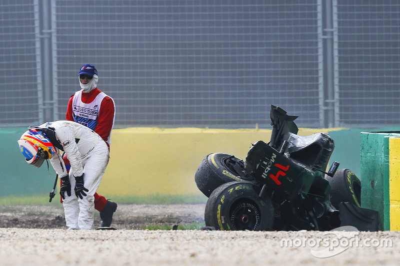 Fernando Alonso, McLaren MP4-31, steigt aus dem Auto nach dem Crash