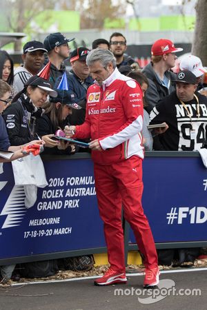 Maurizio Arrivabene, Ferrari Director del Equipo firma autógrafos para los fans