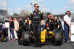 Jolyon Palmer, Renault Sport F1 Team RS16 on the starting grid