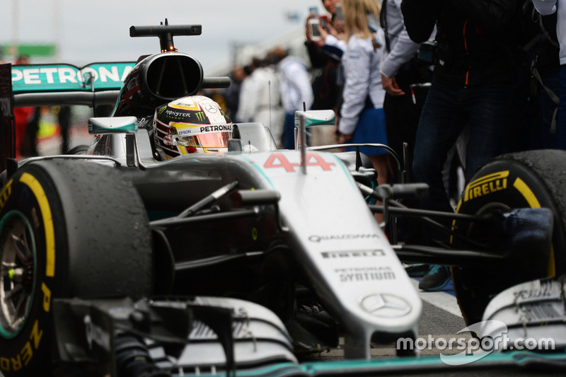 Yarış galibi Lewis Hamilton, Mercedes AMG F1 parc ferme