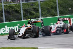 Sergio Perez, Sahara Force India F1 VJM09 et Romain Grosjean, Haas F1 Team VF-16 en lutte pour une position