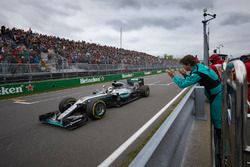 Racewinnaar Lewis Hamilton, Mercedes AMG F1 W07 Hybrid viert het einde van de wedstrijd