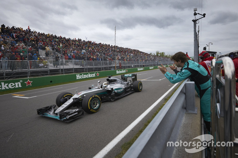 Pemenang lomba Lewis Hamilton, Mercedes AMG F1 W07 Hybrid celebrates di end race