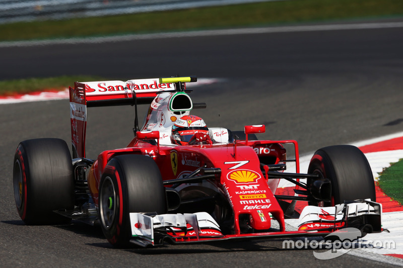 Kimi Raikkonen se aproxima de Sebastian Vettel. O confronto marca 8 a 5 para o alemão.