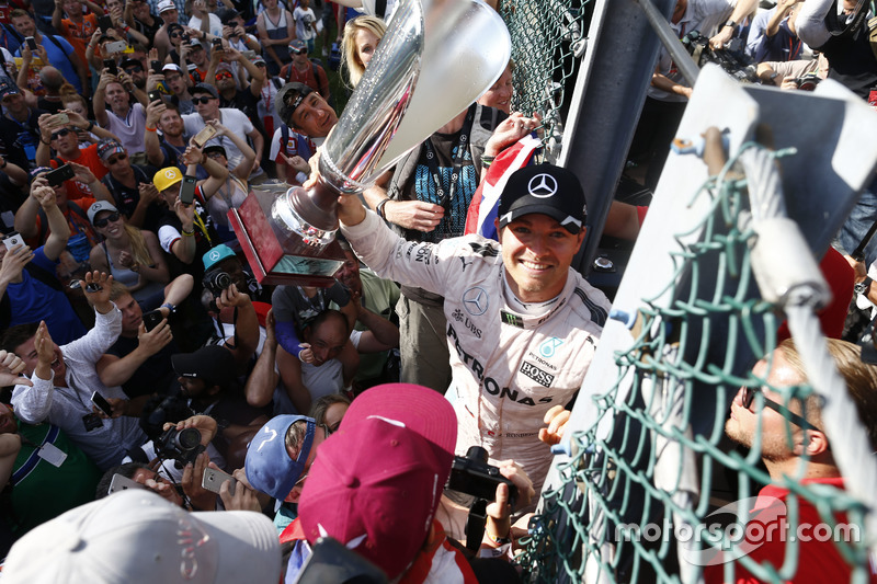 Race winner Nico Rosberg, Mercedes AMG F1 W07 Hybrid