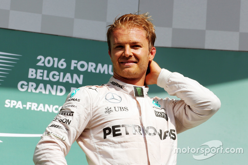 Il vincitore della gara Nico Rosberg, Mercedes AMG F1 festeggia sul podio